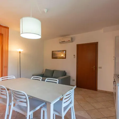 Villa And Apts. In Albarella 24882 *